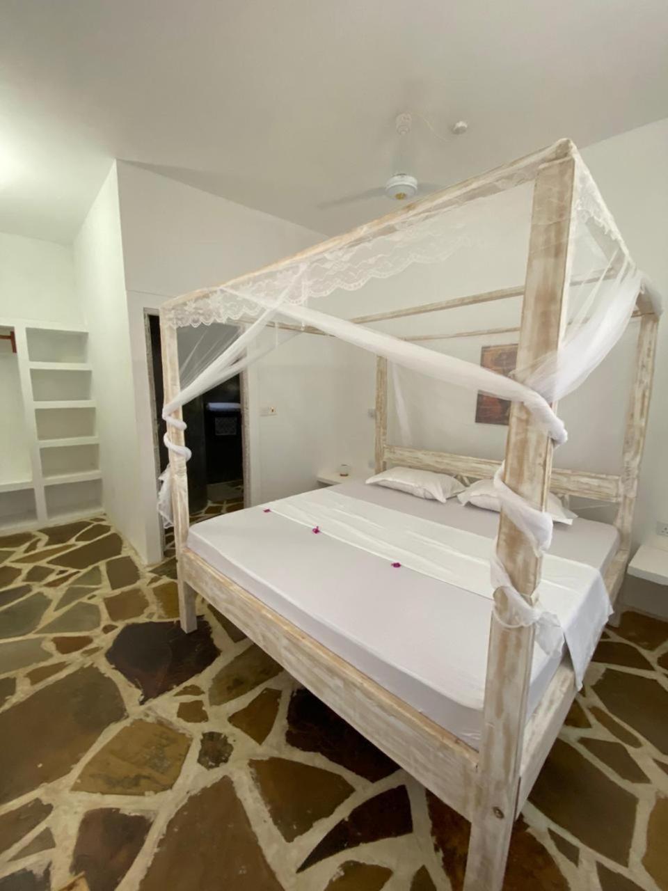 Red Land House Bed & Breakfast Watamu Exterior photo