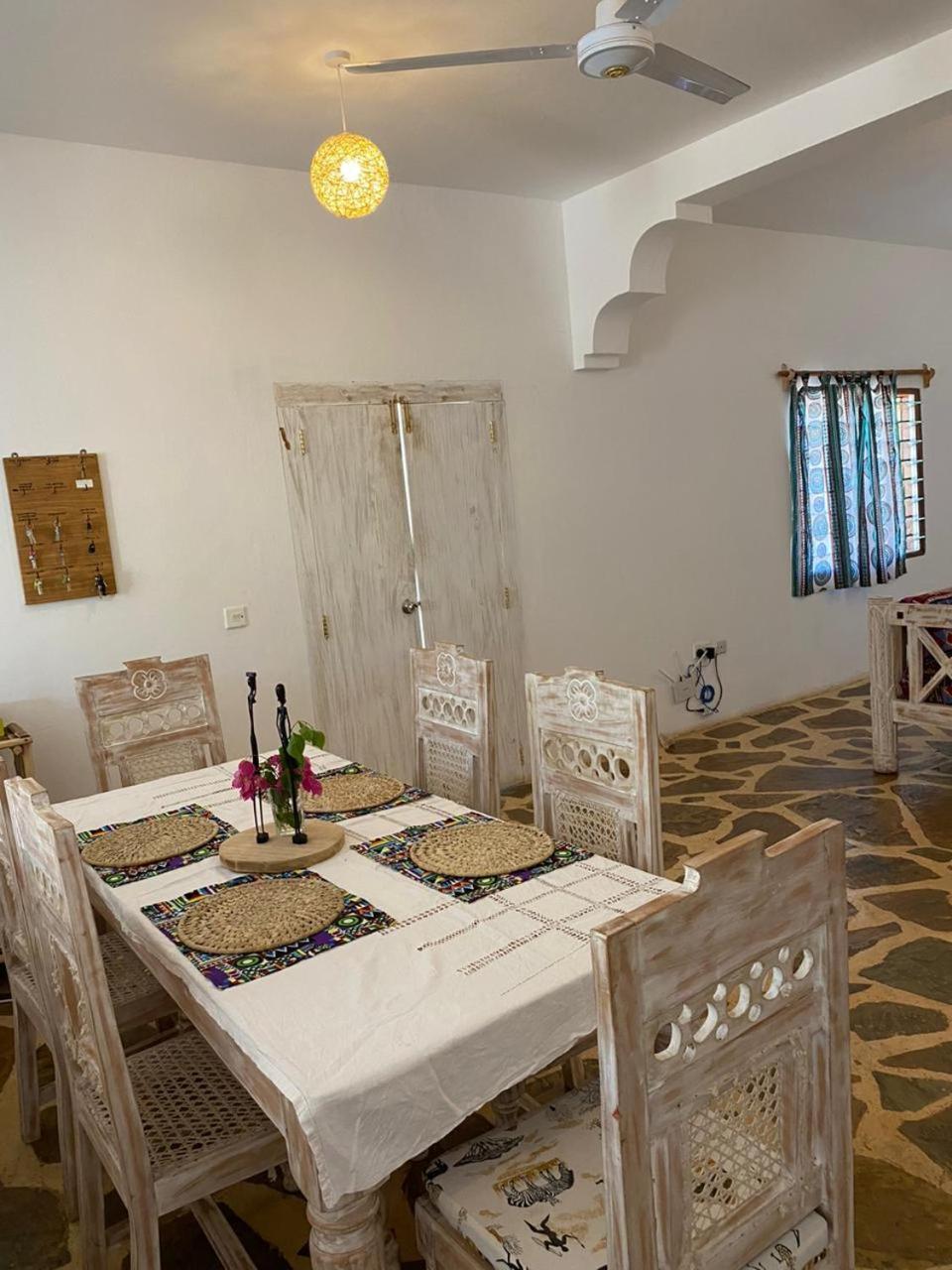 Red Land House Bed & Breakfast Watamu Exterior photo
